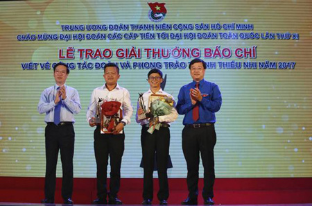 Trưởng ban Tuyên giáo Trung ương Võ Văn Thưởng và Bí thư thứ nhất Trung ương Đoàn Lê Quốc Phong trao giải nhất cho tác giả và nhóm tác giả.